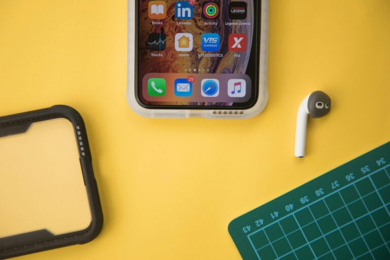 https://www.pexels.com/fr-fr/photo/lumineux-leger-smartphone-bureau-4526456/